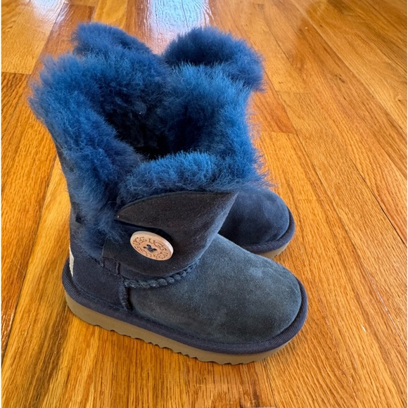 UGG - Picture 3 of 7